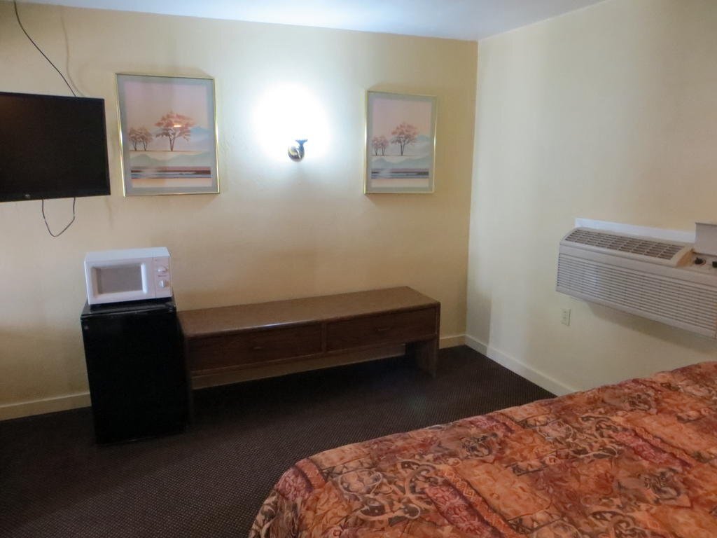 Economy Inn Fort Dodge - photo 21