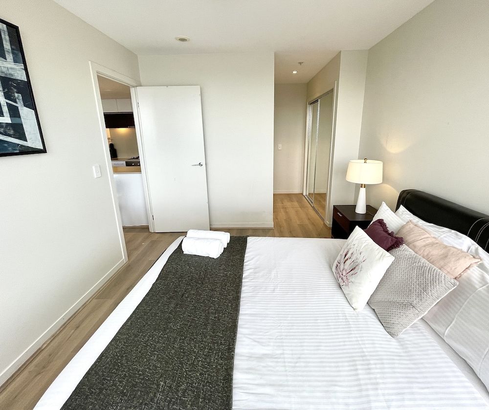 Breathtaking Harbour Views — 4-Star Luxury Hotel in Melbourne, Australia
