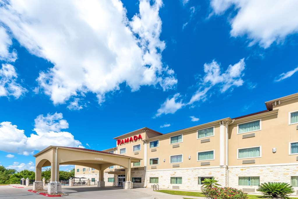 Ramada by Wyndham College Station - carbon neutral hotel in College Station