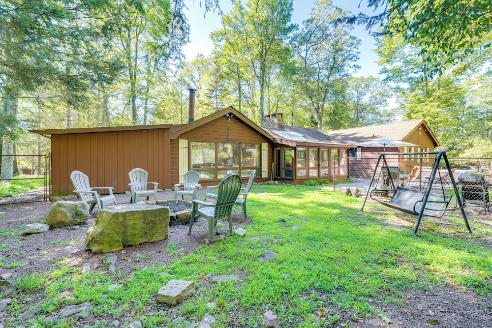 3 Mi to Slopes Hot Tub Haven Near Lake Harmony — 4-Star Luxury Hotel in Crystal Lake, United States
