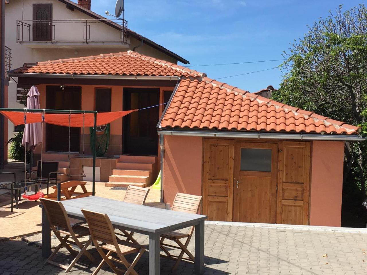 Robbin Met Airco Wifi En Zwembad in Novigrad, Croatia