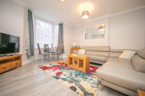 Beautiful Ground Floor Victorian Apartment — 4-Star Luxury Hotel in Clacton-On-Sea, United Kingdom