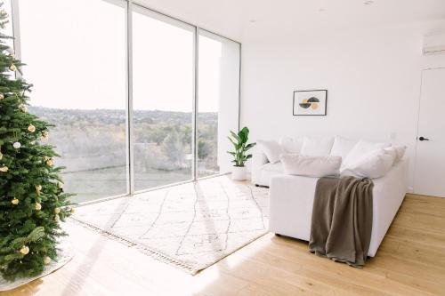 Glass Home with Views Hot Tub FREE EV Charging — 4-Star Luxury Hotel in Bonita, United States