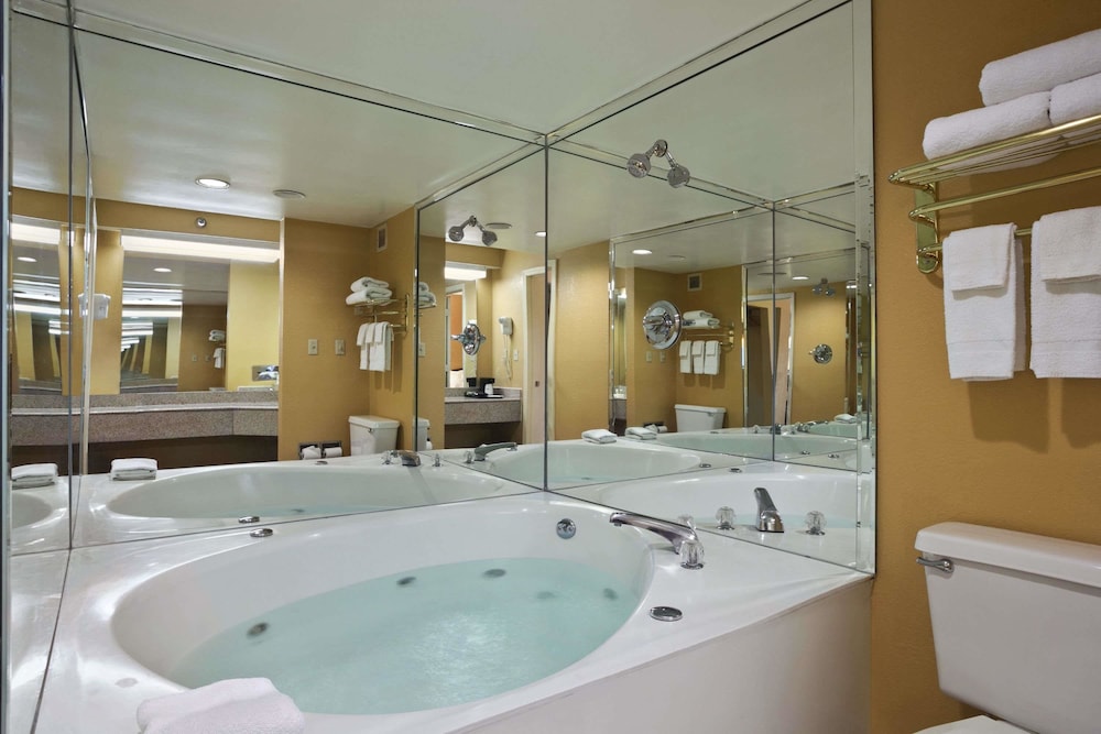 Days Inn by Wyndham Nashville Airport - photo 7