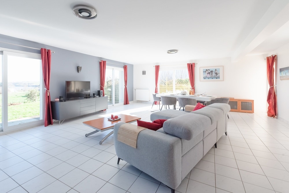 House in Saint pabu Near Stunning Beaches — 4-Star Luxury Hotel in Saint-Pabu, France