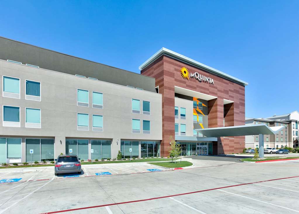 La Quinta Inn & Suites by Wyndham Dallas Fairpark - photo 2