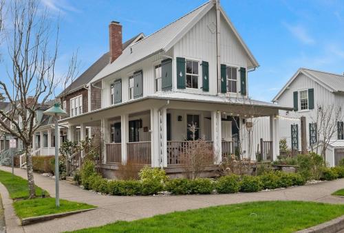 Cedarbrook Cottage by Seabrook Hospitality — 4-Star Luxury Hotel in Huntington Beach, United States