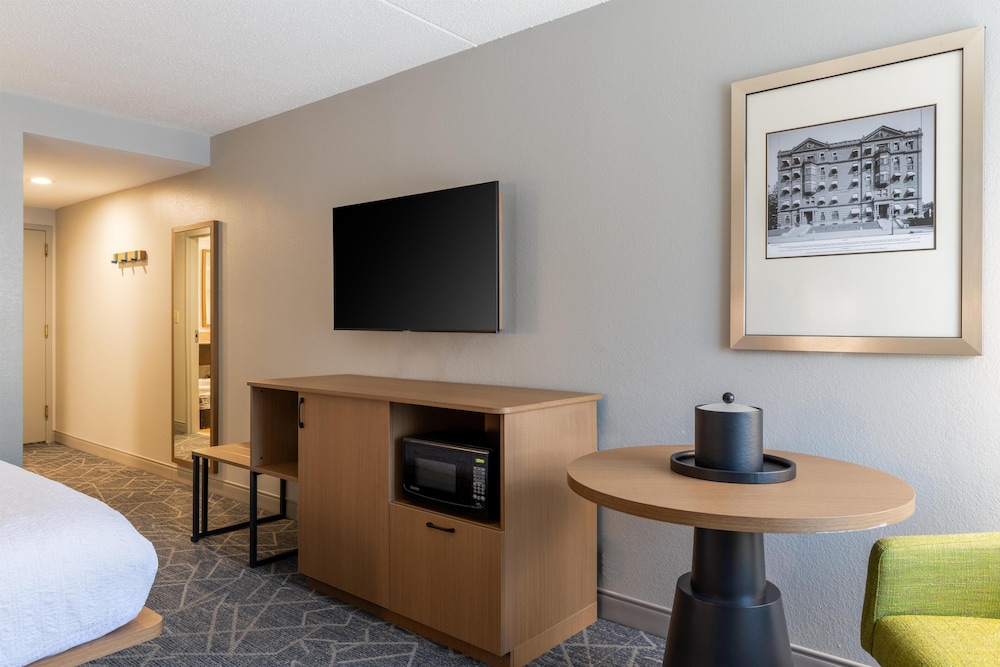 Hampton Inn Portsmouth Central - photo 15