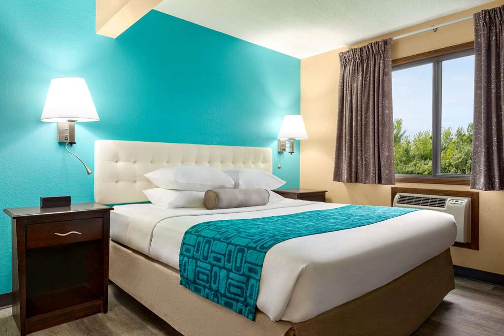 Howard Johnson by Wyndham Waterloo Cedar Falls - photo 35
