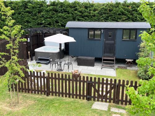 Shepherds Hut with Hot Tub — 4-Star Luxury Hotel in Wells, United Kingdom