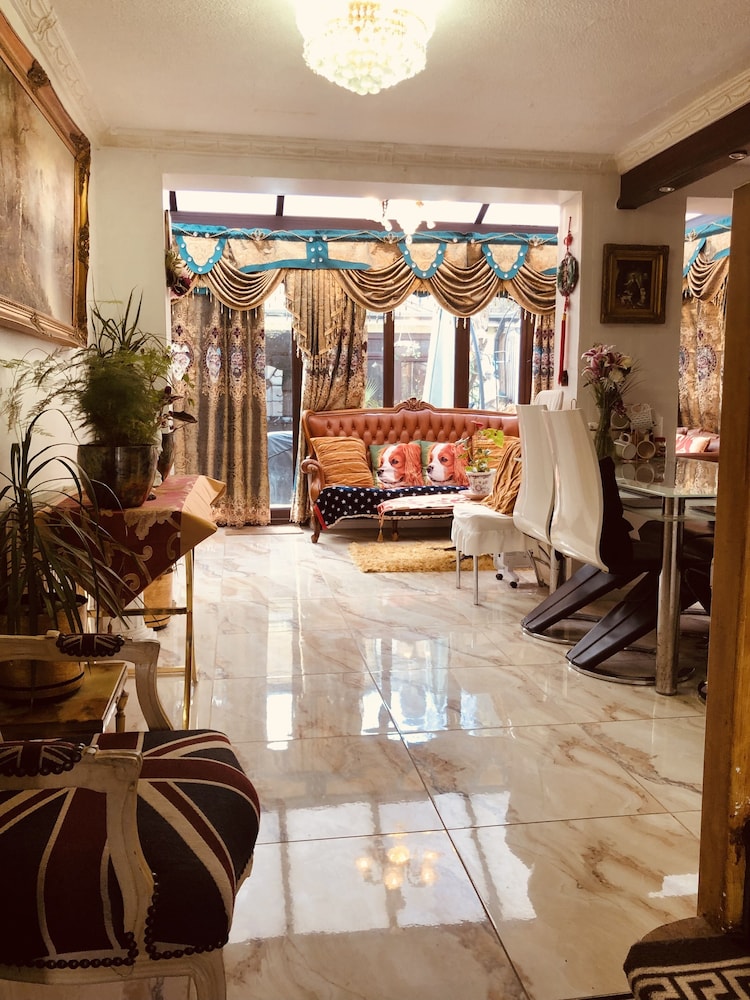 Cheerful 4 bedroom house with garden free parking — 4-Star Luxury Hotel in London, United Kingdom