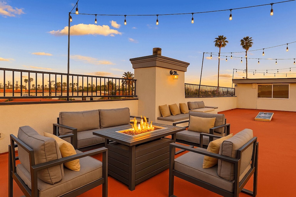 Belmont Shore Retreat Rooftop Lounge Putting Green & Near 2nd Street Beaches in Long Beach, United States