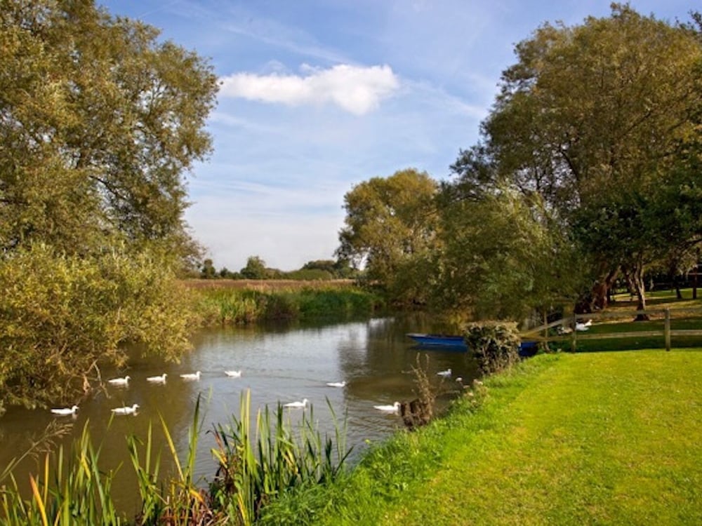 Cherbridge Lodges Riverside Lodges Short Lets — 5-Star Luxury Hotel in Oxford, United Kingdom