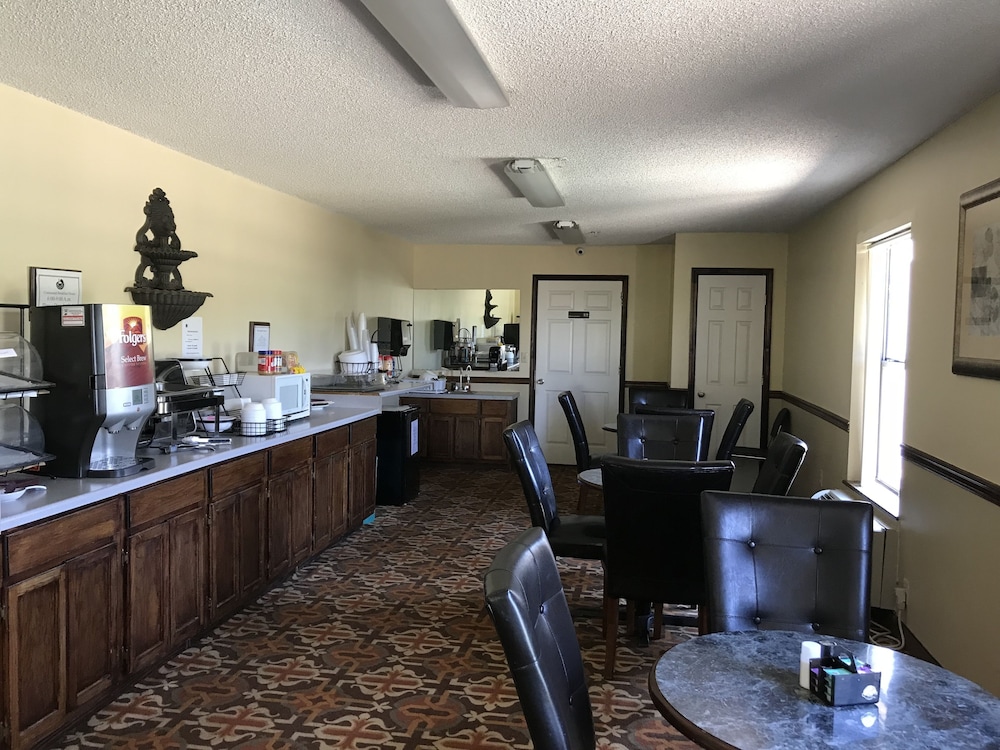 Clairmont Inn & Suites Warren - photo 36