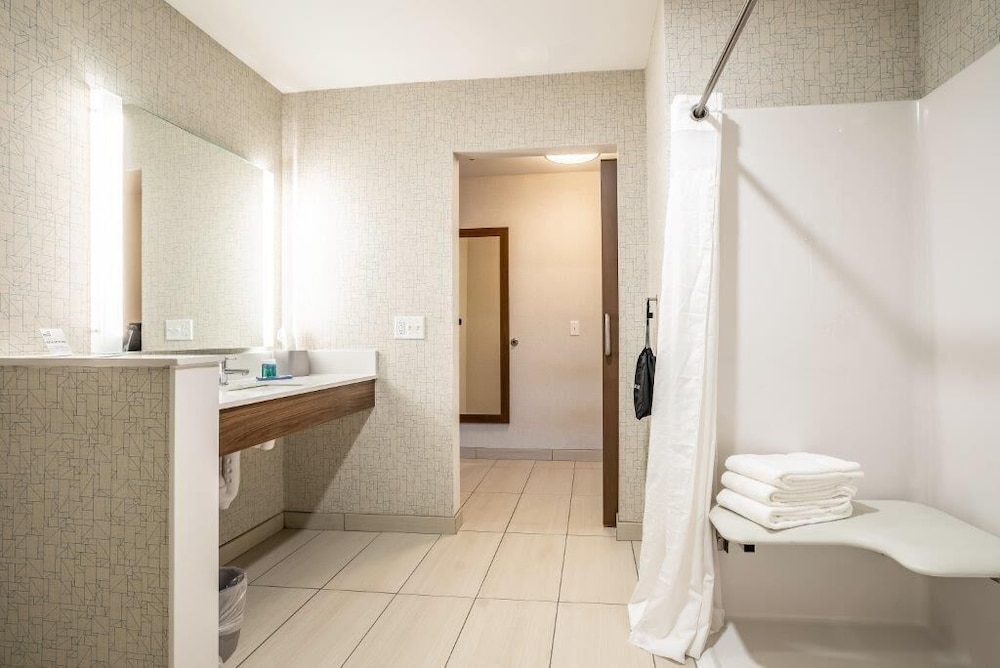 Holiday Inn Express and Suites Platteville by IHG - photo 16