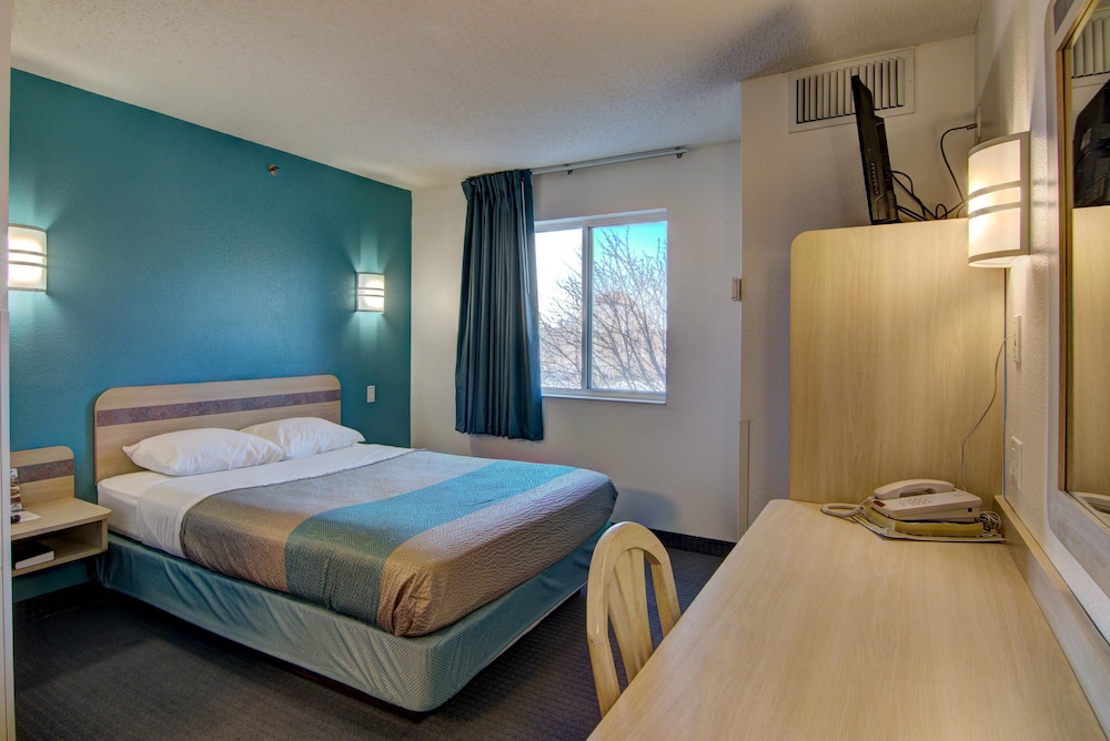 Econo Lodge Menomonie - photo 21
