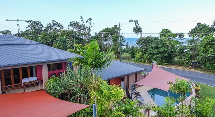 Pandanus Holiday Apartments — 4-Star Luxury Hotel in Mission Beach, Australia