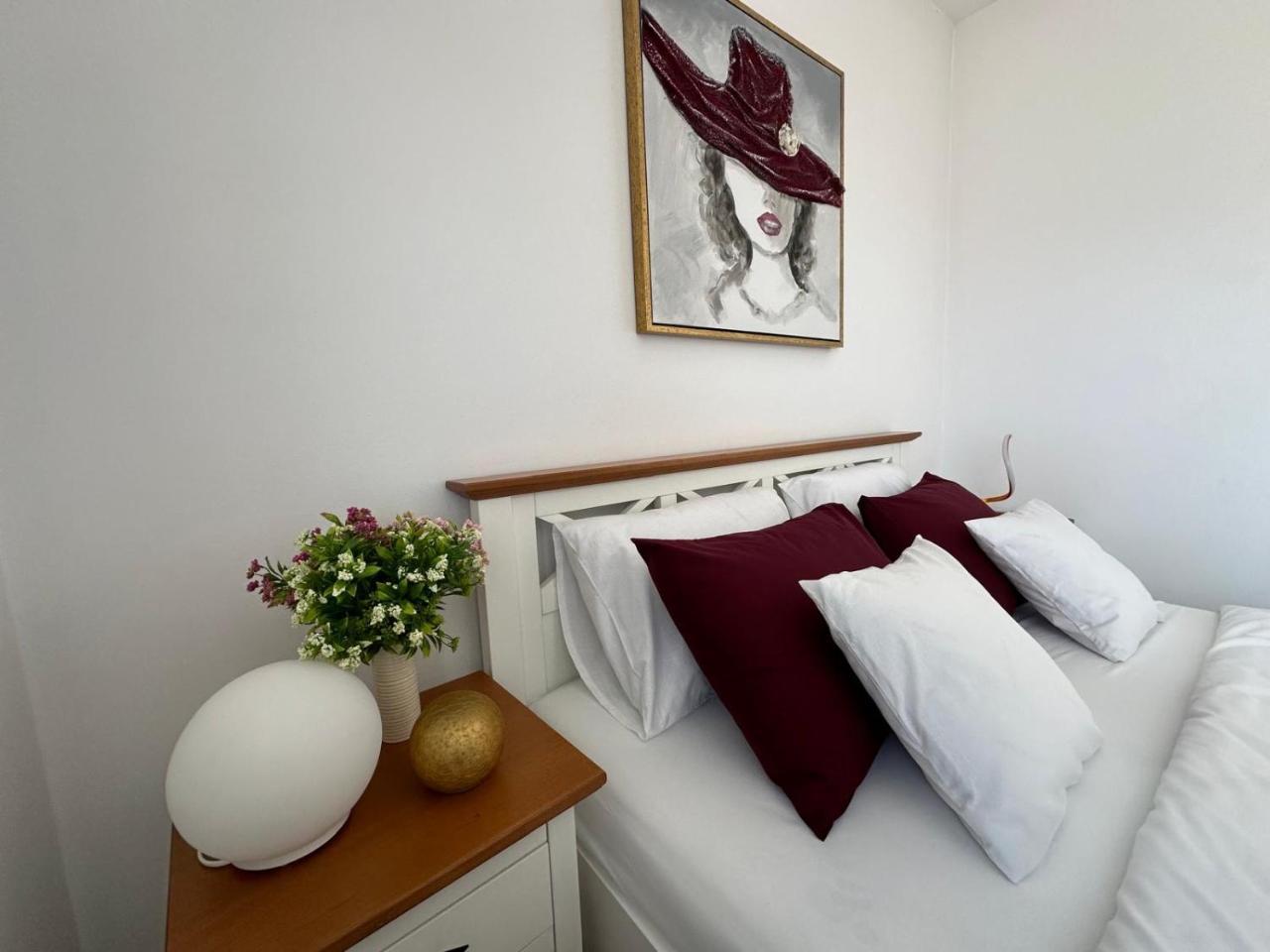 Sunny house — 4-Star Luxury Hotel in Floresti, Romania