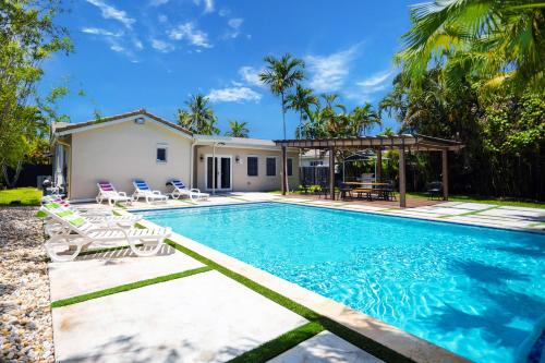 Deluxe 5BR & 3BA Villa in Hollywood Lakes near Beach — 4-Star Luxury Hotel in Hollywood, United States