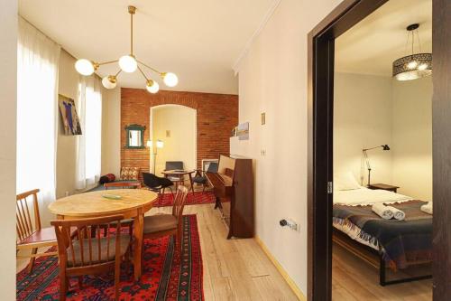 Vintage 2BR Apartment Managed By Wehost