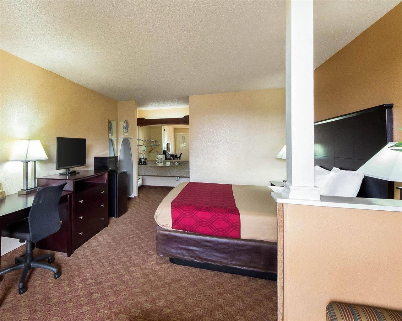Econo Lodge Inn & Suites Coliseum - photo 21