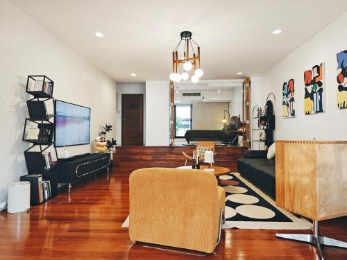 4BR Modern Art Villa with Free Wi Fi Netflix Vinyl