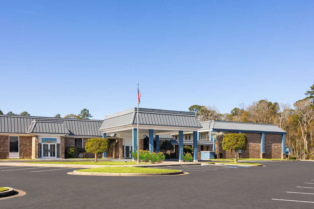 Days Inn by Wyndham Hinesville Near Fort Stewart - photo 3