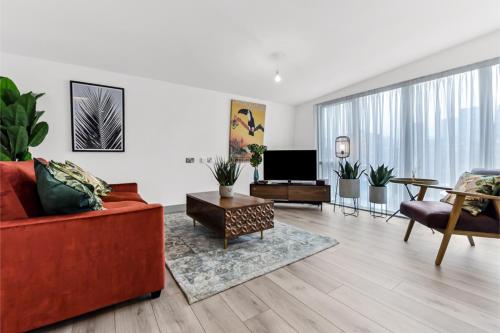 Earthy Elegance: Nature Inspired Flat in Prime Location — 4-Star Luxury Hotel in London, United Kingdom