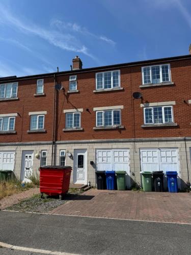 Spacious Sleeps 14 3 bathrooms Central Parking Grimsby — Grimsby — photo 3