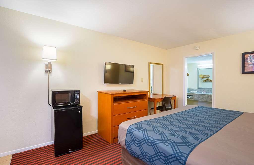 Econo Lodge Huntsville University Area - photo 14