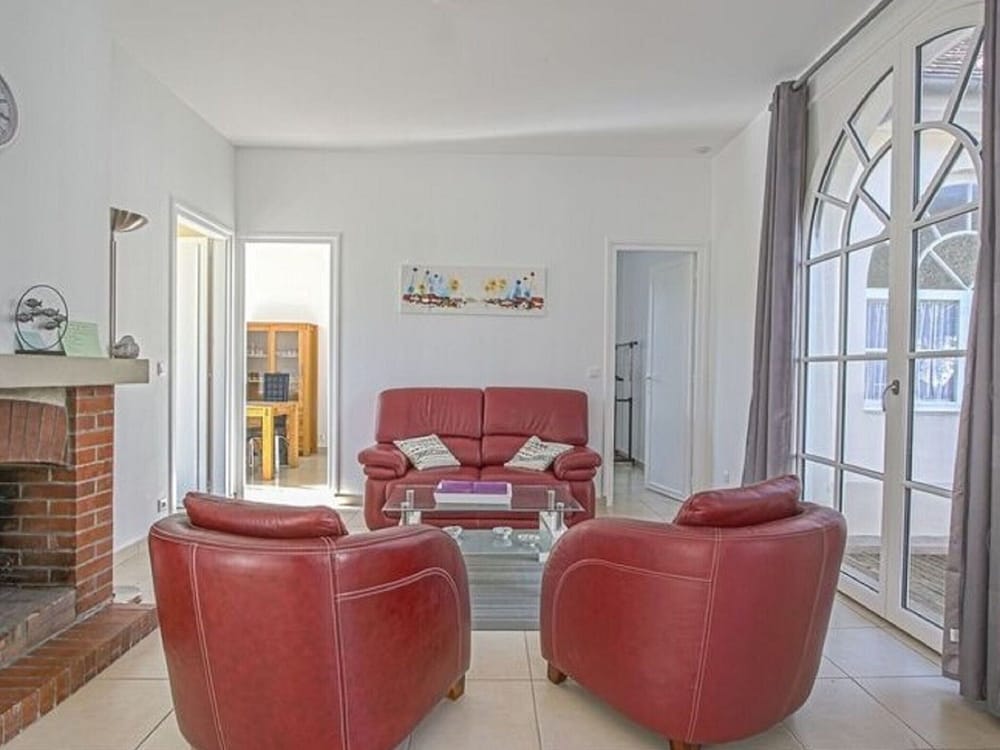 Bright Holiday Home With Garden — 4-Star Luxury Hotel in Port-En-Bessin-Huppain, France