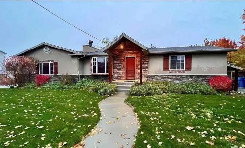 Charming Mountain Retreat with Enclosed Backyard and Artistic Flair — hotel in Millcreek