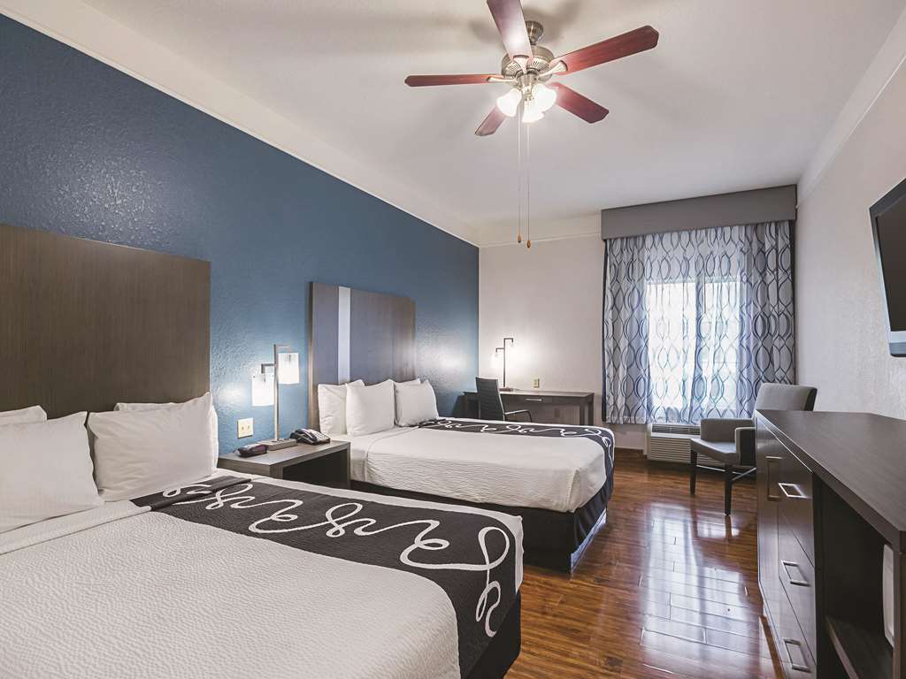 La Quinta Inn & Suites by Wyndham Kingwood Houston IAH Airpt - photo 16