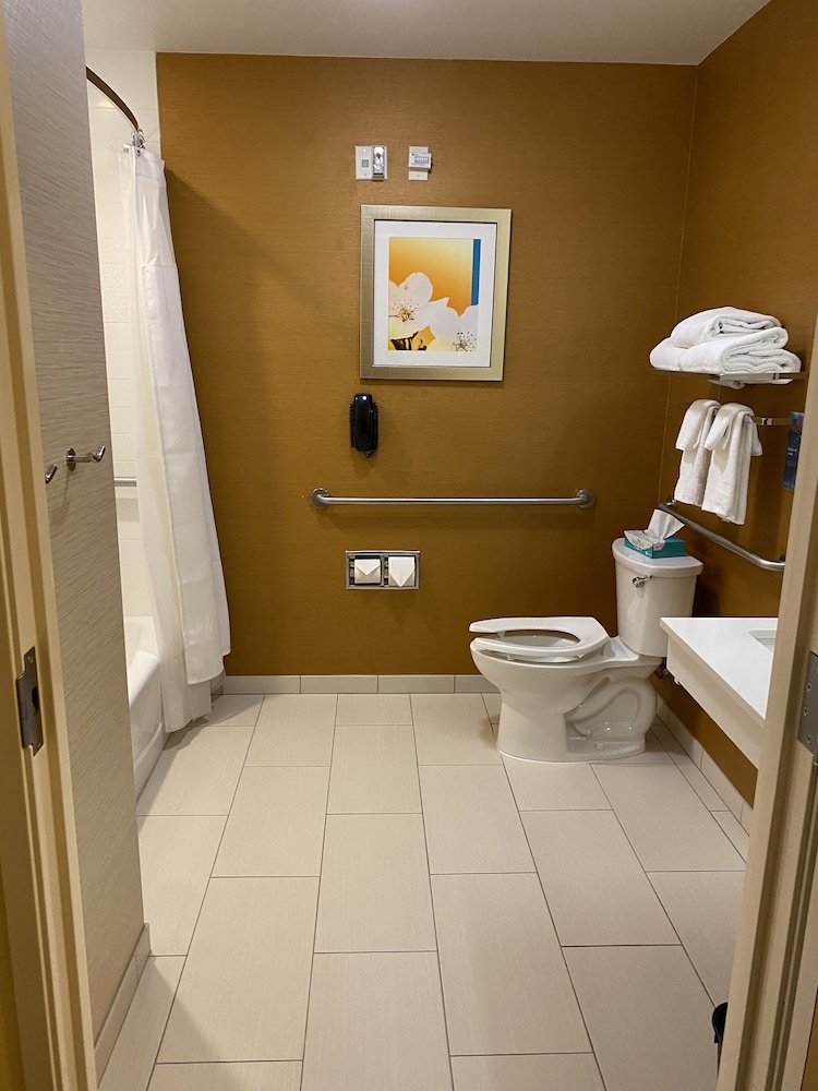Fairfield Inn & Suites by Marriott Hollister - photo 4