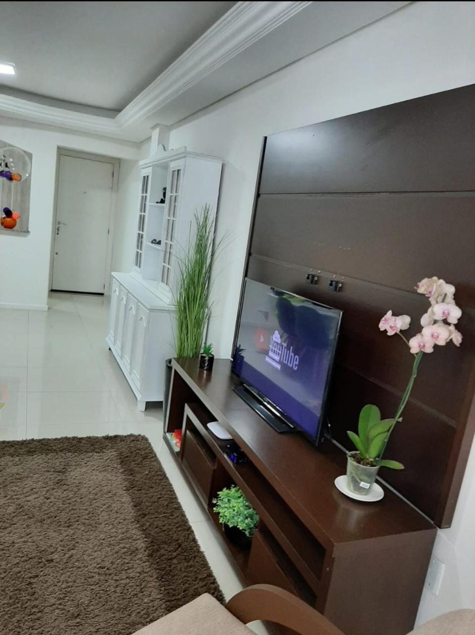 Meia Praia apartamento com sacada ampla e churrasqueira próximo a praia e a avenida principal.