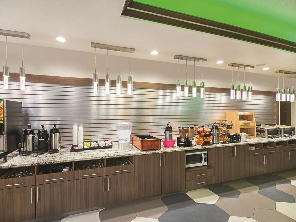 La Quinta Inn & Suites by Wyndham Kingwood Houston IAH Airpt - photo 40