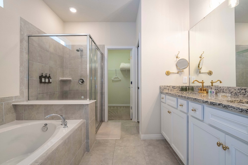 Amazing 5 Suite Home With Resort style Amenities - photo 39