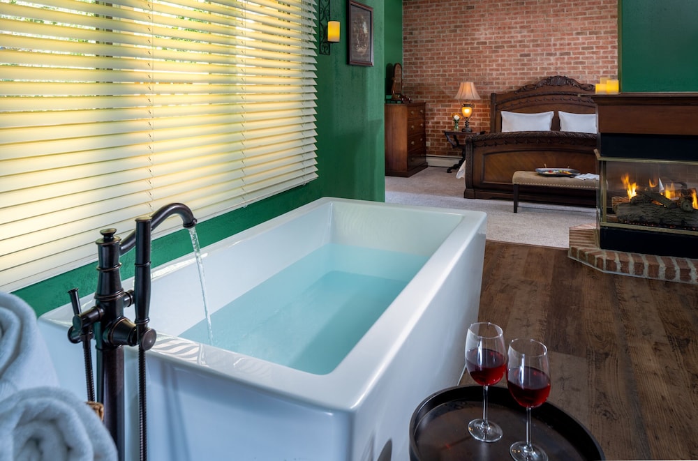 The Yellow House on Plott Creek Road — 4-Star Luxury Hotel in Waynesville, United States