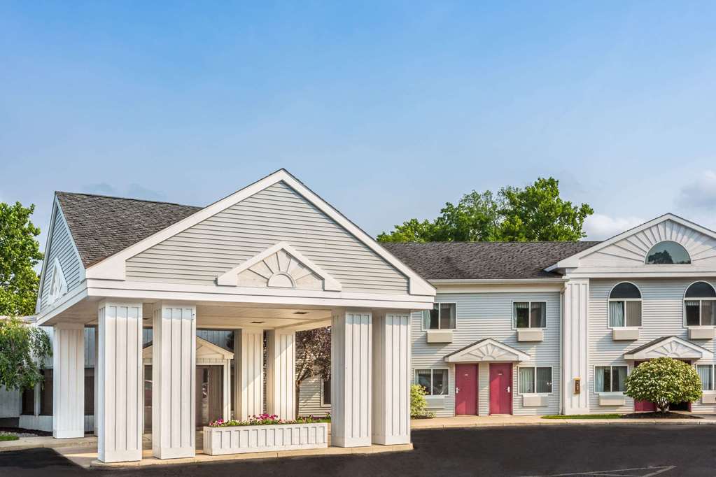 Days Inn by Wyndham Tiffin - photo 2