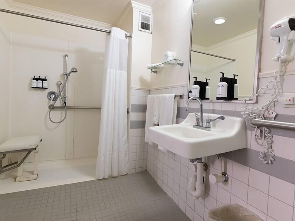 Pacific Marina Inn Airport Hotel - photo 25