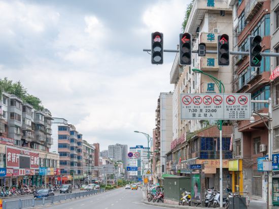 π Hotel - carbon neutral hotel in Bijie