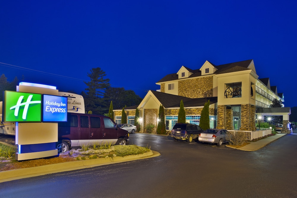 Holiday Inn Express Mackinaw City by IHG - carbon neutral hotel in Mackinaw
