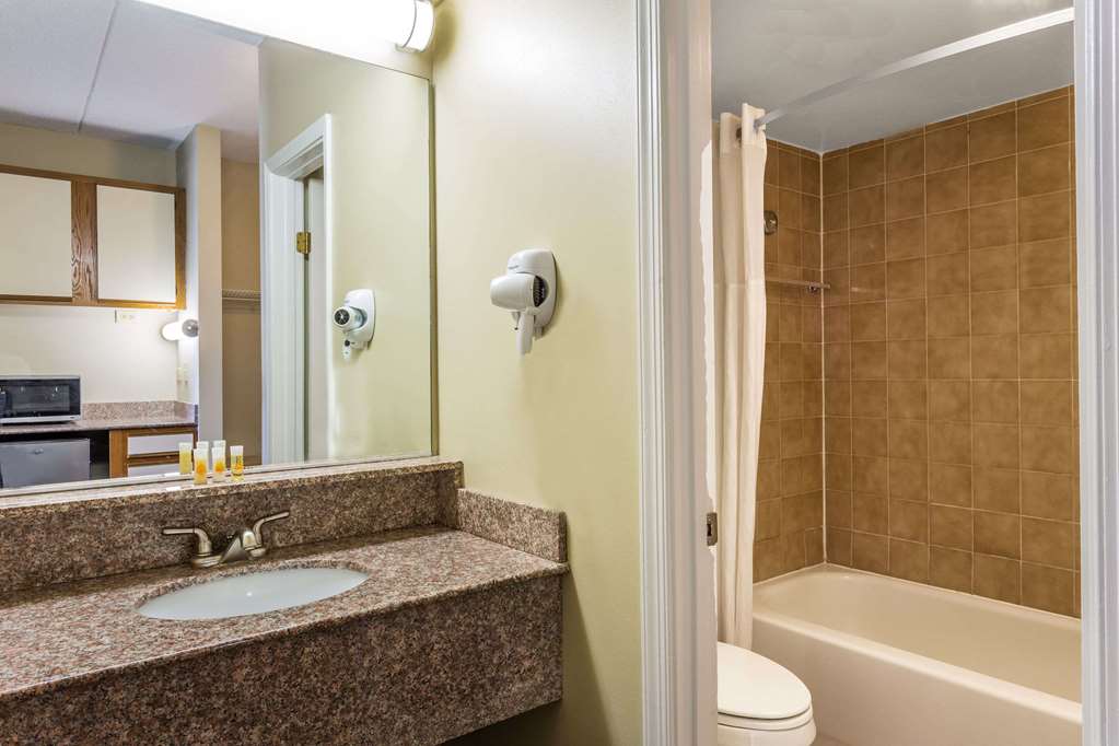 Days Inn by Wyndham Virginia Beach At The Beach - photo 8