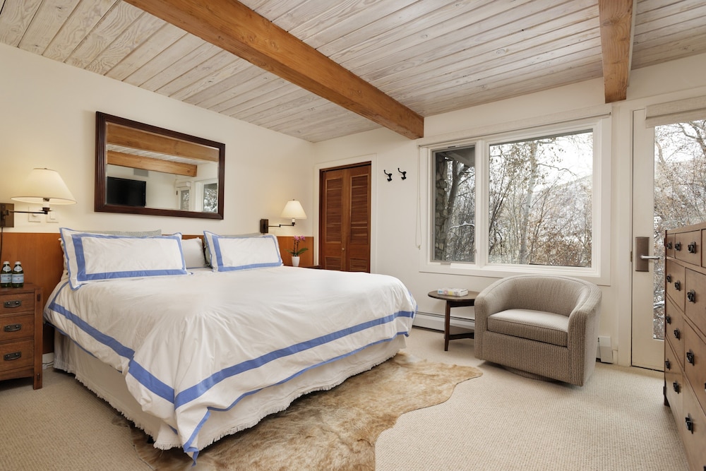 Deluxe 2 Bedroom Apartments at Resort with Outdoor Pool & Hot Tub - photo 9