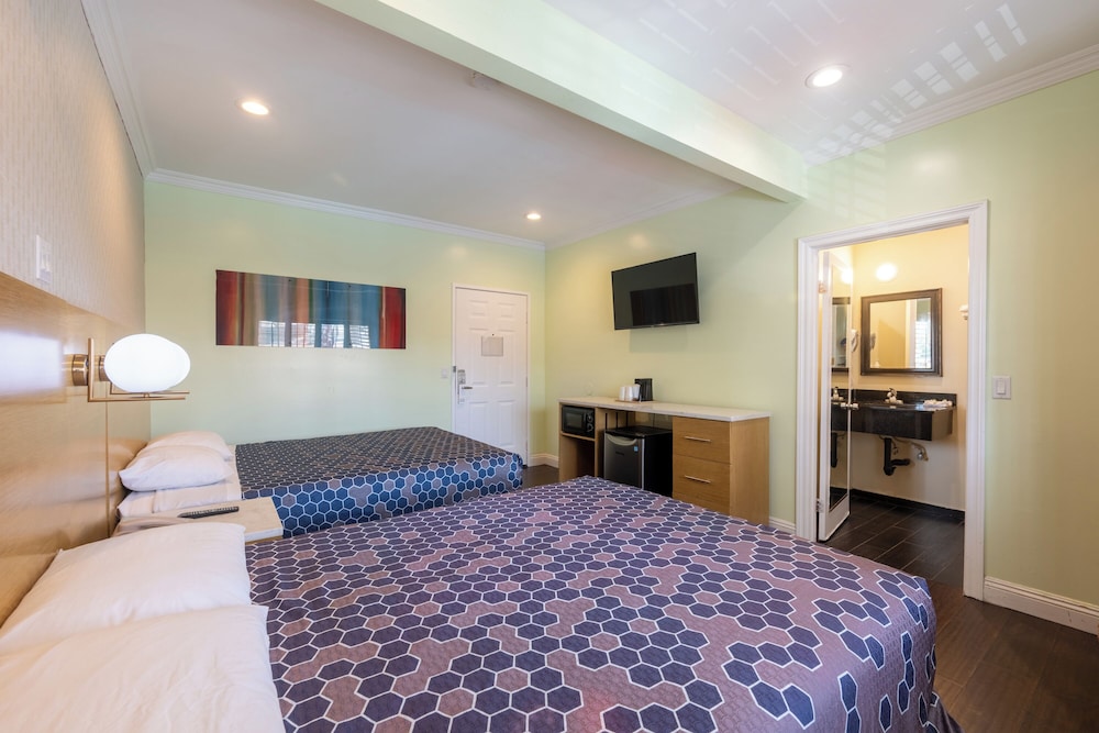 Hollywood City Inn - photo 34