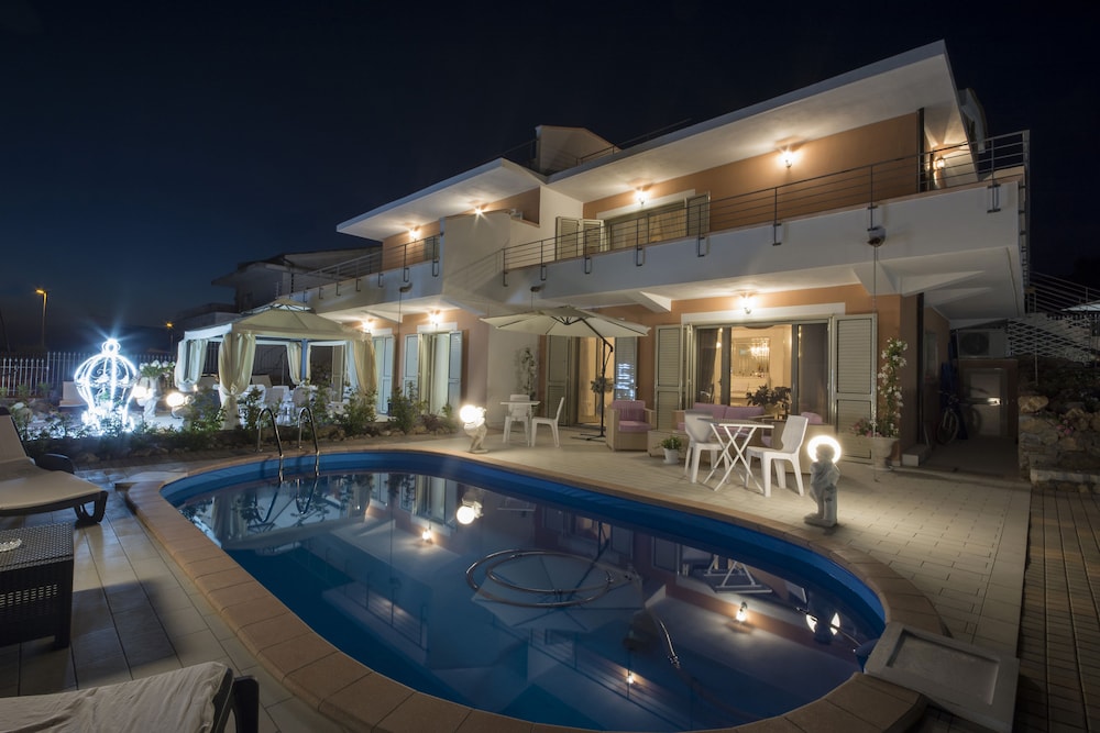 Villa Armonia — 4-Star Luxury Hotel in Praia A Mare, Italy