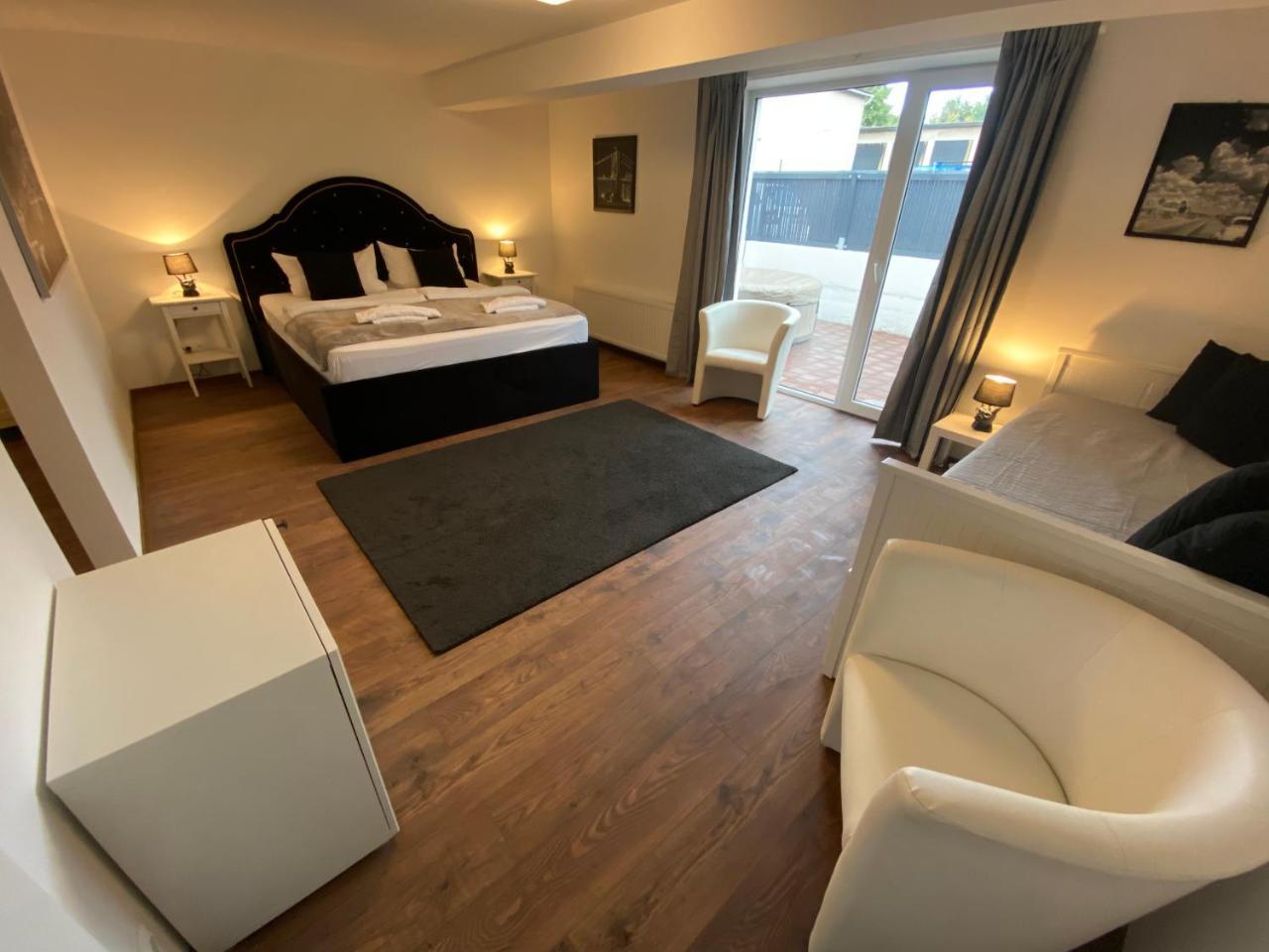 ROYAL OCEAN Ferienhaus mit Sauna Spielekonsole und Whirlpool — carbon neutral stay, Rostock