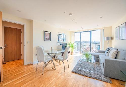 Charming Flat with Balcony near Tower Bridge — 4-Star Luxury Hotel in London, United Kingdom