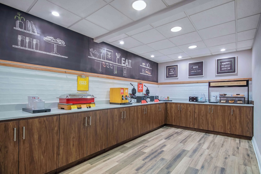 Hampton Inn East Aurora - photo 40