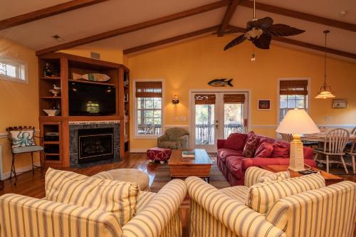 Woodlands Wonder by Oak Island Accommodations - photo 11
